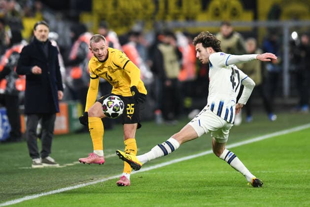 Borussia Dortmund v Atalanta BC - UEFA Champions League DORTMUND, GERMANY - FEBRUARY 17: Atalanta player Lorenzo Bernasconi (R) challenges Borussia Dortmund player Julian Ryerson (L) during the UEFA Champions League 2025 26 League Knockout Play-off First Leg match between Borussia Dortmund and Atalanta BC at BVB Stadion Dortmund in Dortmund, Germany, on February 17, 2026. Hesham Elsherif Anadolu Dortmund Germany. Editorial use only. Please get in touch for any other usage.  Copyright: x2026xAnadoluxHeshamxElsherifx