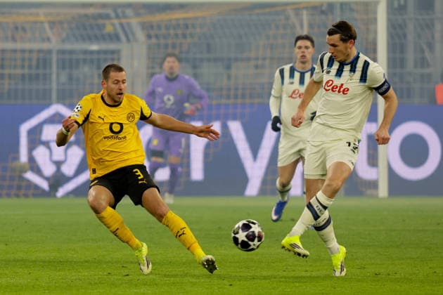 17.02.2026, xgrfx, Fussball UEFA Champions League, Borussia Dortmund - Atalanta Bergamo v.l. Waldemar Anton (Borussia Dortmund), Marten de Roon (Atalanta Bergamo) (DFL DFB REGULATIONS PROHIBIT ANY USE OF PHOTOGRAPHS as IMAGE SEQUENCES and or QUASI-VIDEO) Dortmund