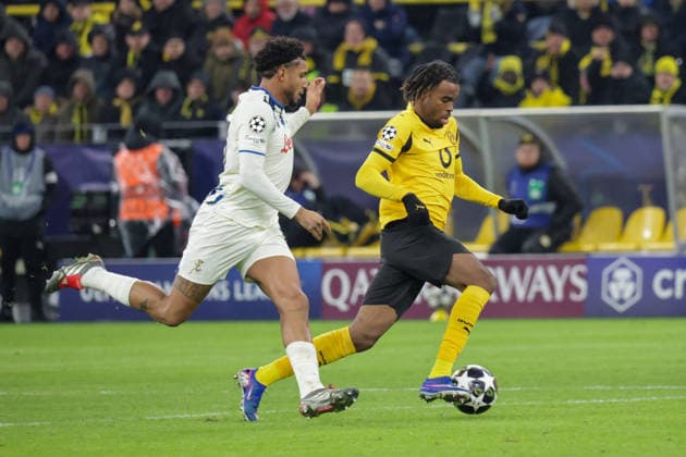 17.02.2026, xgrfx, Fussball UEFA Champions League, Borussia Dortmund - Atalanta Bergamo v.l. Ederson (Atalanta Bergamo), Carney Chukwuemeka (Borussia Dortmund) (DFL DFB REGULATIONS PROHIBIT ANY USE OF PHOTOGRAPHS as IMAGE SEQUENCES and or QUASI-VIDEO) Dortmund