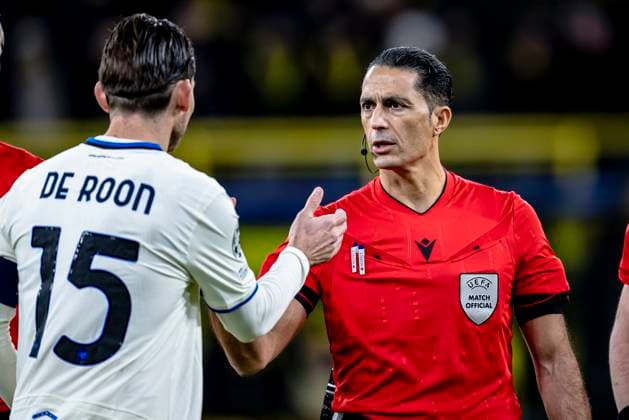 Atalanta midfielder Marten de Roon, referee Serdar Gozubuyuk, during the match Borussia Dortmund vs Atalanta BC at the BVB Stadion Dortmund for the Champions League - KO play-offs - 1st leg season 2025-2026 in DORTMUND, Germany on 17 february 2026. (Photo by Stefan Koops EYE4IMAGES DeFodi Images) -