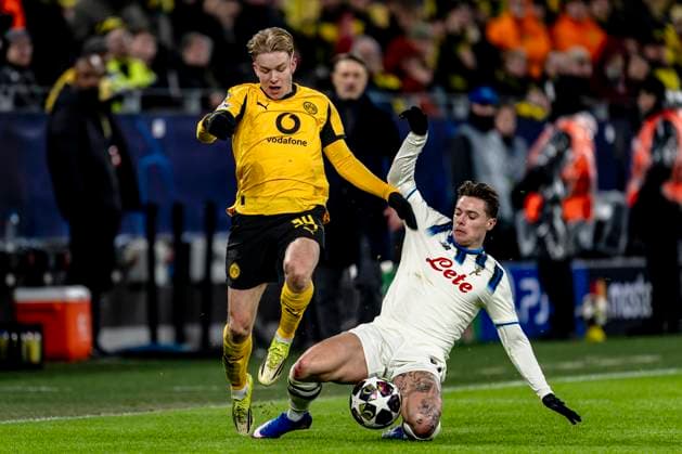 Borussia Dortmund defender Daniel Svensson, Atalanta midfielder Nicola Zalewski, during the match Borussia Dortmund vs Atalanta BC at the BVB Stadion Dortmund for the Champions League - KO play-offs - 1st leg season 2025-2026 in DORTMUND, Germany on 17 february 2026. (Photo by Stefan Koops EYE4IMAGES DeFodi Images) -