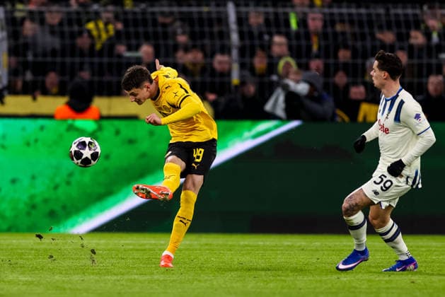 DORTMUND, GERMANY - FEBRUARY 17: Luca Reggiani of Borussia Dortmund passes the ball during the UEFA Champions League 2025 26 League Knockout Play-off First Leg match between Borussia Dortmund and Atalanta BC at BVB Stadion Dortmund on February 17, 2026 in Dortmund, Germany. (Photo by Rene Nijhuis) SPO  Copyright: xRenexNijhuis