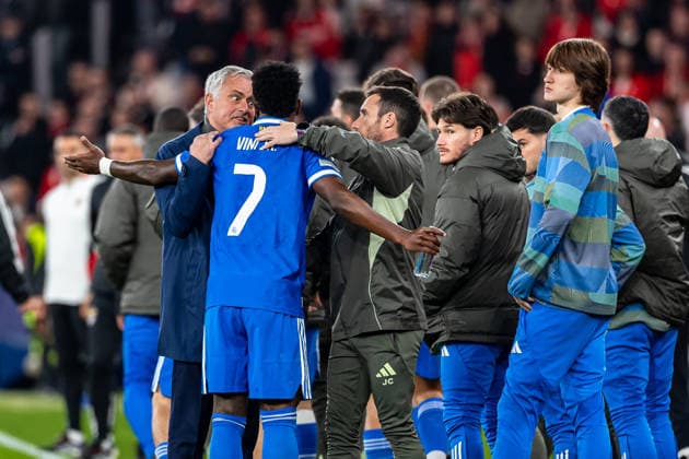 FBL-Uefa Champions League 2025-26 SL Benfica - Real Madrid Head Coach JosÃ Mourinho of SL Benfica talks with Vinicius Junior of Real Madrid during the UEFA Champions League 2025-26 League Play-off First Leg match between Lisboa e Benfica and Real Madrid at Estadio da Luz on Tuesday 17 February 2026 in Lisbon, Portugal Copyright: HMBxMedia CarlosxSilva