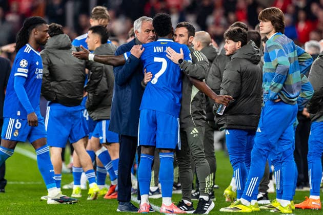 FBL-Uefa Champions League 2025-26 SL Benfica - Real Madrid Head Coach JosÃ Mourinho of SL Benfica talks with Vinicius Junior of Real Madrid during the UEFA Champions League 2025-26 League Play-off First Leg match between Lisboa e Benfica and Real Madrid at Estadio da Luz on Tuesday 17 February 2026 in Lisbon, Portugal Copyright: HMBxMedia CarlosxSilva