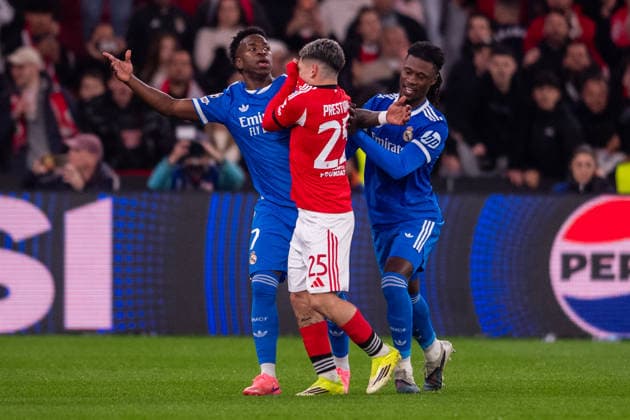 February 17, 2026, Lisbon, Lisboa, Portugal: Gianluca Prestianni of SL Benfica seems with Vinicius Junior of Real Madrid CF during the UEFA Champions League 2025 26 League Knockout Play-off First Leg match between SL Benfica and Real Madrid C.F. at Estadio do SL Benfica on February 17, 2026 in Lisbon, Portugal. Lisbon Portugal - ZUMAl192 20260217_zsp_l192_002 Copyright: xMiguelxLemosx