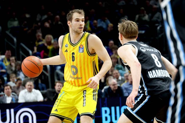 DEU, easyCredit BBL, ALBA vs. Hamburg, 17.02.2026, Uber-Arena, Berlin, DEU, easyCredit BBL, ALBA vs. Hamburg, im Bild MALTE DELOW (ALBA Berlin 6), Jared Grey (Hamburg Towers 8)