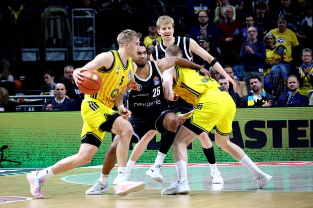 DEU, easyCredit BBL, ALBA vs. Hamburg, 17.02.2026, Uber-Arena, Berlin, DEU, easyCredit BBL, ALBA vs. Hamburg, im Bild Sam Griesel (ALBA Berlin 5), Martynas Echodas (ALBA Berlin 14), Kenneth Ogbe (Hamburg Towers 25), Zsombor Maronka (Hamburg Towers 5)
