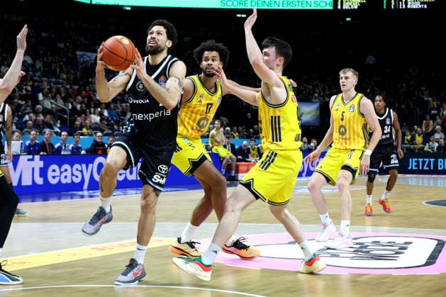 DEU, easyCredit BBL, ALBA vs. Hamburg, 17.02.2026, Uber-Arena, Berlin, DEU, easyCredit BBL, ALBA vs. Hamburg, im Bild Norris Agbakoko (ALBA Berlin 17), JONAS MATTISSECK (ALBA Berlin 9), Sam Griesel (ALBA Berlin 5), Devon Daniels (Hamburg Towers 21)
