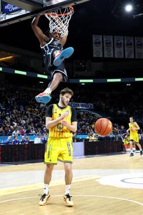 DEU, easyCredit BBL, ALBA vs. Hamburg, 17.02.2026, Uber-Arena, Berlin, DEU, easyCredit BBL, ALBA vs. Hamburg, im Bild N. Artmann (ALBA Berlin 24), Ross Williams (Hamburg Towers 34), Dunking