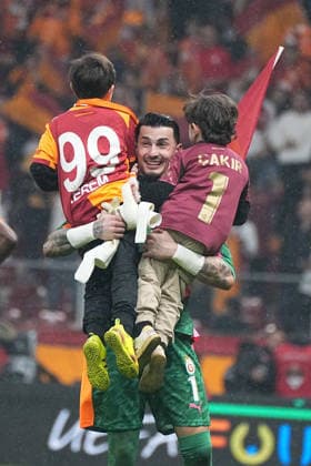 ISTANBUL, TURKEY - FEBRUARY 17: Goalkeeper Ugurcan Cakir of Galatasaray with his sons celebrates victory after the UEFA Champions League 2025 26 League Knockout Play-off First Leg match between Galatasaray A.S. and Juventus at Ali Sami Yen Spor Kompleksi on February 17, 2026 in Istanbul, Turkey. Istanbul Turkey Copyright: xSeskimphotox GSaray-Juve-170226 (263)