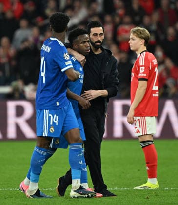 Benfica v Real Madrid - UEFA Champions League LISBON, PORTUGAL - FEBRUARY 17: Real Madrid manager Alvaro Arbeloa speaks with Vinicius Junior during the UEFA Champions League match between SL Benfica and Real Madrid at Estadio da Luz in Lisbon, Portugal, on February 17, 2026. Zed Jameson Anadolu Lisbon Portugal. Editorial use only. Please get in touch for any other usage.  Copyright: x2026xAnadoluxZedxJamesonx