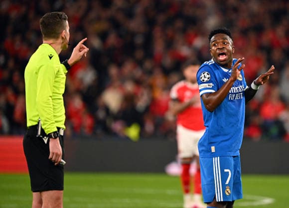 Benfica v Real Madrid - UEFA Champions League LISBON, PORTUGAL - FEBRUARY 17: Real Madrid player Vinicius Junior reacts after being struck by a water bottle thrown from the stands during the UEFA Champions League match between SL Benfica and Real Madrid at Estadio da Luz in Lisbon, Portugal, on February 17, 2026. Zed Jameson Anadolu Lisbon Portugal. Editorial use only. Please get in touch for any other usage.  Copyright: x2026xAnadoluxZedxJamesonx