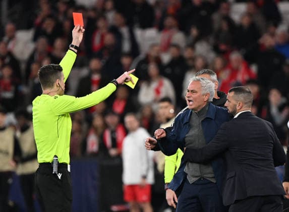Benfica v Real Madrid - UEFA Champions League LISBON, PORTUGAL - FEBRUARY 17: Benfica head coach Jose Mourinho receives a red card after being shown a yellow card during the UEFA Champions League match between SL Benfica and Real Madrid at Estadio da Luz in Lisbon, Portugal, on February 17, 2026. Zed Jameson Anadolu Lisbon Portugal. Editorial use only. Please get in touch for any other usage.  Copyright: x2026xAnadoluxZedxJamesonx