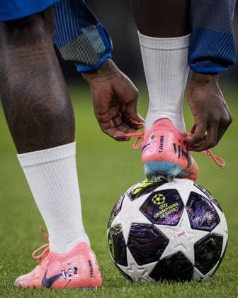 LISBON, PORTUGAL - FEBRUARY 17: Detail, boots of Vinícius Júnior of Real Madrid during the UEFA Champions League 2025 26 League Knockout Play-off First Leg match between SL Benfica and Real Madrid C.F. at Estadio do SL Benfica on February 17, 2026 in Lisbon, Portugal. (Photo by Ricardo Nogueira Sports Press Photo ) Copyright: xRicardoxNogueira SportsxPressxPhx Sportspressphoto_SPR93903