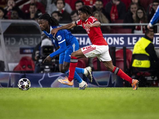 LISBON, PORTUGAL - FEBRUARY 17: Eduardo Camavinga of Real Madrid (L) controls the ball under pressure from Leandro Barreiro of SL Benfica (R) during the UEFA Champions League 2025 26 League Knockout Play-off First Leg match between SL Benfica and Real Madrid C.F. at Estadio do SL Benfica on February 17, 2026 in Lisbon, Portugal. (Photo by Ricardo Nogueira Sports Press Photo ) Copyright: xRicardoxNogueira SportsxPressxPhx Sportspressphoto_SPR93921