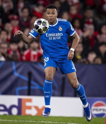 LISBON, PORTUGAL - FEBRUARY 17: Kylian Mbappé of Real Madrid controls the ball during the UEFA Champions League 2025 26 League Knockout Play-off First Leg match between SL Benfica and Real Madrid C.F. at Estadio do SL Benfica on February 17, 2026 in Lisbon, Portugal. (Photo by Ricardo Nogueira Sports Press Photo ) Copyright: xRicardoxNogueira SportsxPressxPhx Sportspressphoto_SPR93948