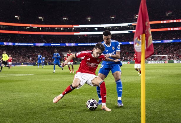 LISBON, PORTUGAL - FEBRUARY 17: Kylian Mbappé of Real Madrid (R) and Amar Dedi? of SL Benfica fight for possession during the UEFA Champions League 2025 26 League Knockout Play-off First Leg match between SL Benfica and Real Madrid C.F. at Estadio do SL Benfica on February 17, 2026 in Lisbon, Portugal. (Photo by Ricardo Nogueira Sports Press Photo ) Copyright: xRicardoxNogueira SportsxPressxPhx Sportspressphoto_SPR93952