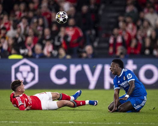 LISBON, PORTUGAL - FEBRUARY 17: Vinícius Júnior of Real Madrid (R) reacts after challenge by Heorhiy Sudakov of SL Benfica (L) during the UEFA Champions League 2025 26 League Knockout Play-off First Leg match between SL Benfica and Real Madrid C.F. at Estadio do SL Benfica on February 17, 2026 in Lisbon, Portugal. (Photo by Ricardo Nogueira Sports Press Photo ) Copyright: xRicardoxNogueira SportsxPressxPhx Sportspressphoto_SPR93955