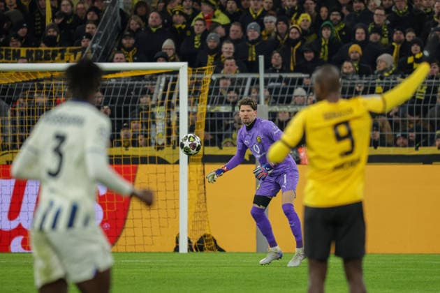 17.02.2026, xgrfx, Fussball UEFA Champions League, Borussia Dortmund - Atalanta Bergamo v.l. Gregor Kobel (Borussia Dortmund) (DFL DFB REGULATIONS PROHIBIT ANY USE OF PHOTOGRAPHS as IMAGE SEQUENCES and or QUASI-VIDEO) Dortmund