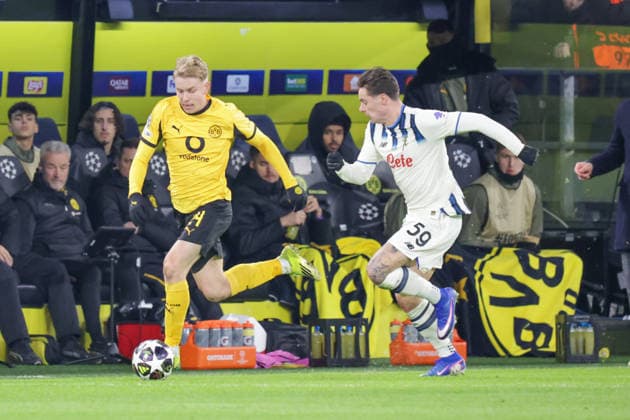 17.02.2026, xgrfx, Fussball UEFA Champions League, Borussia Dortmund - Atalanta Bergamo v.l. Daniel Svensson (Borussia Dortmund), Nicola Zalewski (Atalanta Bergamo) (DFL DFB REGULATIONS PROHIBIT ANY USE OF PHOTOGRAPHS as IMAGE SEQUENCES and or QUASI-VIDEO) Dortmund