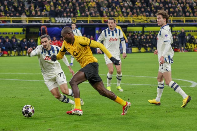 17.02.2026, xgrfx, Fussball UEFA Champions League, Borussia Dortmund - Atalanta Bergamo v.l. Davide Zappacosta (Atalanta Bergamo), Serhou Guirassy (Borussia Dortmund) (DFL DFB REGULATIONS PROHIBIT ANY USE OF PHOTOGRAPHS as IMAGE SEQUENCES and or QUASI-VIDEO) Dortmund