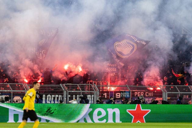 UEFA Champions League: Borussia Dortmund - Atalanta BC; 17.02.2026 Fans von Atalanta BC mit Pyrotechnik. UEFA Champions League: Borussia Dortmund - Atalanta BC; Signal Iduna Park, Dortmund; 17.02.2026 Copyright: xBEAUTIFULxSPORTS Buriakovx