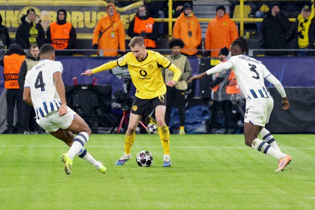 17.02.2026, xgrfx, Fussball UEFA Champions League, Borussia Dortmund - Atalanta Bergamo v.l. Isak Hien (Atalanta Bergamo), Maximilian Beier (Borussia Dortmund), Odilon Kossounou (Atalanta Bergamo) (DFL DFB REGULATIONS PROHIBIT ANY USE OF PHOTOGRAPHS as IMAGE SEQUENCES and or QUASI-VIDEO) Dortmund