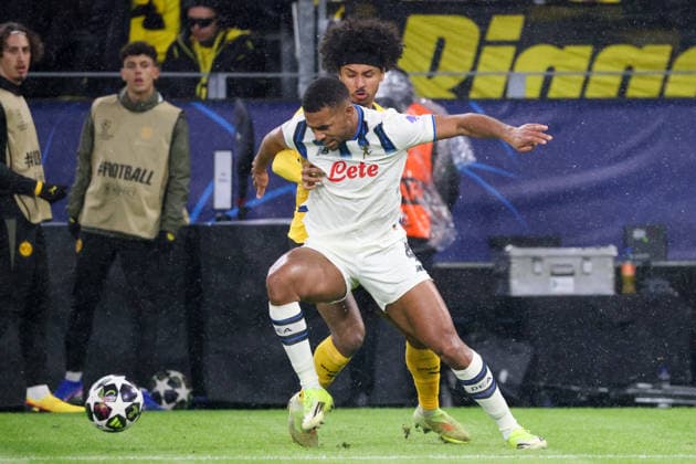 Dortmund, Deutschland 17. Februar 2026: UEFA Champions League - 2025 2026 - Borussia Dortmund vs. Atalanta Bergamo Im Bild: v.li. im Zweikampf Isak Hien (Atalanta Bergamo) und Karim Adeyemi (BVB) Copyright: HMBxMedia MadeleinexFantini