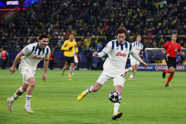 Dortmund, Deutschland 17. Februar 2026: UEFA Champions League - 2025 2026 - Borussia Dortmund vs. Atalanta Bergamo Im Bild: v.li. v.li. Ederson Dos Santos (Atalanta Bergamo) und Lorenzo Bernasconi (Atalanta Bergamo) Copyright: HMBxMedia MadeleinexFantini