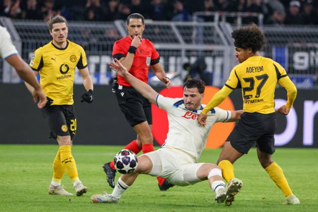Dortmund, Deutschland 17. Februar 2026: UEFA Champions League - 2025 2026 - Borussia Dortmund vs. Atalanta Bergamo Im Bild: v.li. im Zweikampf Ederson Dos Santos (Atalanta Bergamo) und Karim Adeyemi (BVB) Copyright: HMBxMedia MadeleinexFantini