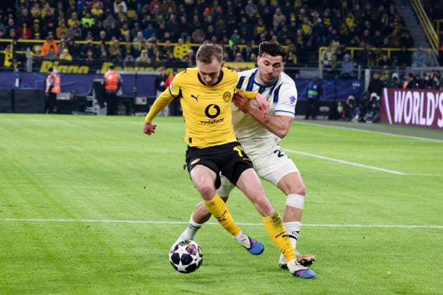 Dortmund, Deutschland 17. Februar 2026: UEFA Champions League - 2025 2026 - Borussia Dortmund vs. Atalanta Bergamo Im Bild: v.li. im Zweikampf Maximilian Beier (BVB) und Sead Kolasinac (Atalanta Bergamo) Copyright: HMBxMedia MadeleinexFantini