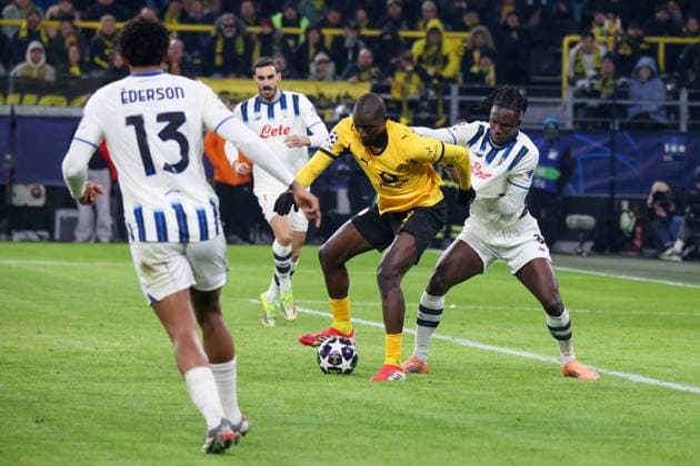 Dortmund, Deutschland 17. Februar 2026: UEFA Champions League - 2025 2026 - Borussia Dortmund vs. Atalanta Bergamo Im Bild: v.li. im Zweikampf Serhou Guirassy (BVB) und Odilon Kossounou (Atalanta Bergamo) Copyright: HMBxMedia MadeleinexFantini