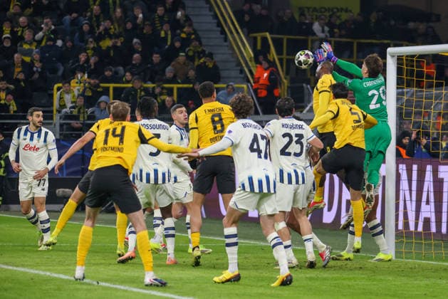 Dortmund, Deutschland 17. Februar 2026: UEFA Champions League - 2025 2026 - Borussia Dortmund vs. Atalanta Bergamo Im Bild: Torhüter Marco Carnesecchi (Atalanta Bergamo), rechts im Bild, hält den Ball und verhindert ein Tor der Bergamo Copyright: HMBxMedia MadeleinexFantini
