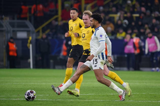 Dortmund, Deutschland 17. Februar 2026: UEFA Champions League - 2025 2026 - Borussia Dortmund vs. Atalanta Bergamo Im Bild: v.li. im Zweikampf Julian Brandt (BVB) und Ederson Dos Santos (Atalanta Bergamo) Copyright: HMBxMedia MadeleinexFantini