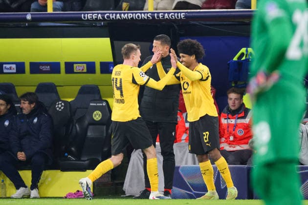 Dortmund, Deutschland 17. Februar 2026: UEFA Champions League - 2025 2026 - Borussia Dortmund vs. Atalanta Bergamo Im Bild: v.li. Maximilian Beier (BVB) klatscht sich mit Karim Adeyemi (BVB) bei seiner Auswechslung ab Copyright: HMBxMedia MadeleinexFantini