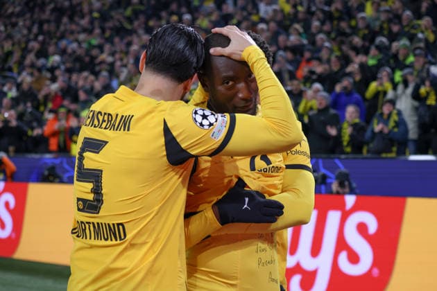 Dortmund, Deutschland 17. Februar 2026: UEFA Champions League - 2025 2026 - Borussia Dortmund vs. Atalanta Bergamo Im Bild: Torschütze Serhou Guirassy (BVB) macht das Tor zum 1:0 für Dortmund und Ramy Bensebaini (BVB) nimmt ihn in den Arm Copyright: HMBxMedia MadeleinexFantini