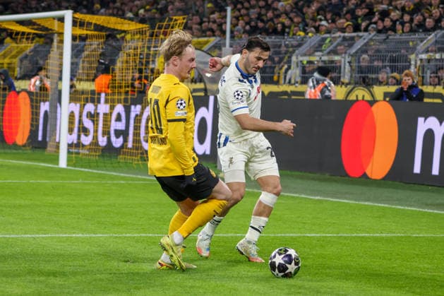 Dortmund, Deutschland 17. Februar 2026: UEFA Champions League - 2025 2026 - Borussia Dortmund vs. Atalanta Bergamo Im Bild: v.li. im Zweikampf Julian Brandt (BVB) und Sead Kolasinac (Atalanta Bergamo) Copyright: HMBxMedia MadeleinexFantini