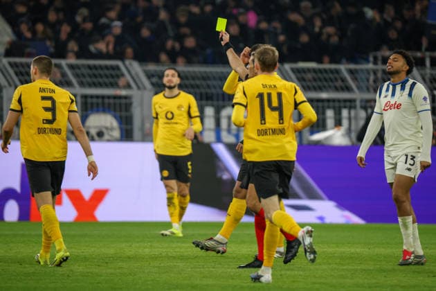 Dortmund, Deutschland 17. Februar 2026: UEFA Champions League - 2025 2026 - Borussia Dortmund vs. Atalanta Bergamo Im Bild: v.li. Waldemar Anton (BVB) sieht die gelbe Karte Copyright: HMBxMedia MadeleinexFantini
