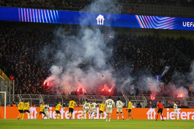 Dortmund, Deutschland 17. Februar 2026: UEFA Champions League - 2025 2026 - Borussia Dortmund vs. Atalanta Bergamo Im Bild: Die Spieler von Borussia Dortmund und Atalanta Bergamo beim CL Play Off Spiel in Dortmund, dahinter bengalisches Feuer aus dem Gästeblock der Fans von Bergamo Copyright: HMBxMedia MadeleinexFantini