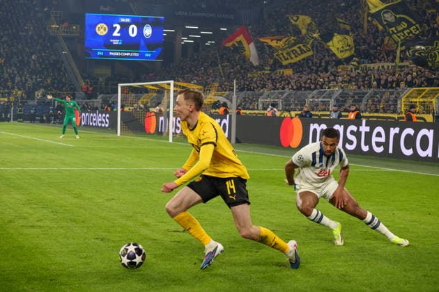 Dortmund, Deutschland 17. Februar 2026: UEFA Champions League - 2025 2026 - Borussia Dortmund vs. Atalanta Bergamo Im Bild: v.li. Maximilian Beier (BVB) klärt den Ball im Zweikampf mit Isak Hien (Atalanta Bergamo) Copyright: HMBxMedia MadeleinexFantini