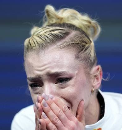 260217 -- MILAN, Feb. 17, 2026 -- Amber Glenn of the United States reacts after the short program match of Figure skating, Eiskunstlauf women single skating at the Milan-Cortina 2026 Olympic Winter games, Winterspiele,Spiele, Summer games in Milan, Italy, Feb. 17, 2026. MICO2026ITALY-MILAN-OLYMPIC WINTER GAMES-FIGURE SKATING-WOMEN SINGLE SKATING-SHORT PROGRAM XuexYuge  (MICO2026)ITALY-MILAN-OLYMPIC WINTER GAMES-FIGURE SKATING-WOMEN SINGLE SKATING-SHORT PROGRAM IMAGO XuexYuge  imago images 0847879248