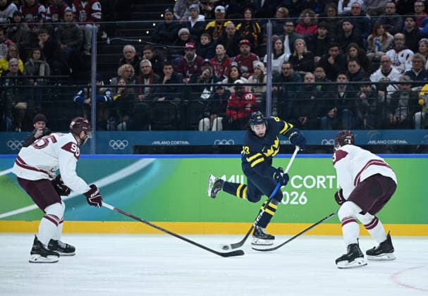 260217 -- MILAN, Feb. 17, 2026 -- Mika Zibanejad C of Sweden breaks through during the Ice hockey, Eishockey men s qualification play-off match between the Sweden and Latvia at the Milan-Cortina 2026 Olympic Winter games, Winterspiele,Spiele, Summer games in Milan, Italy, Feb. 17, 2026. MICO2026ITALY-MILAN-OLYMPIC WINTER GAMES-ICE HOCKEY-MEN-QUALIFICATION PLAY-OFF-SWE VS LAT ZhangxHaofu  (MICO2026)ITALY-MILAN-OLYMPIC WINTER GAMES-ICE HOCKEY-MEN-QUALIFICATION PLAY-OFF-SWE VS LAT IMAGO ZhangxHaofu  imago images 0847879258