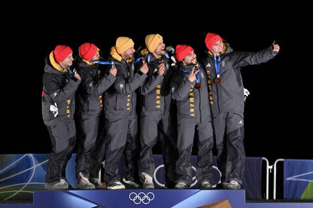 (260218) -- CORTINA D AMPEZZO, Feb. 18, 2026 -- Gold medalists Johannes Lochner (3rd L) Georg Fleischhauer (3rd R), silver medalists Francesco Friedrich (1st L) Alexander Schuller (2nd L) and bronze medalists Adam Ammour (2nd R) Alexander Schaller of Germany take selfies during the awarding ceremony for the Bobsleigh 2-man at the Milan-Cortina 2026 Olympic Winter games, Winterspiele,Spiele, Summer games in Cortina D Ampezzo, Italy, Feb. 17, 2026. ) (MICO2026)ITALY-CORTINA D AMPEZZO-OLYMPIC WINTER GAMES-BOBSLEIGH-2-MAN LianxYi 