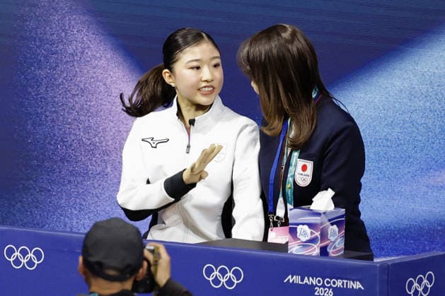 Milan Cortina Olympics: Figure skating, Eiskunstlauf Japan s Mone Chiba (L) is pictured in the kiss and cry area with her coach Mie Hamada after performing in the women s figure skating short program at the Milan Cortina Olympics at Milano Ice Skating Arena in Milan on Feb. 17, 2026.  A14AA0005298543P