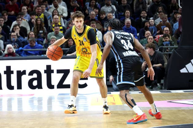 DEU, easyCredit BBL, ALBA vs. Hamburg, 17.02.2026, Uber-Arena, Berlin, DEU, easyCredit BBL, ALBA vs. Hamburg, im Bild Guy Artmann (ALBA Berlin 24), Ross Williams (Hamburg Towers 34)