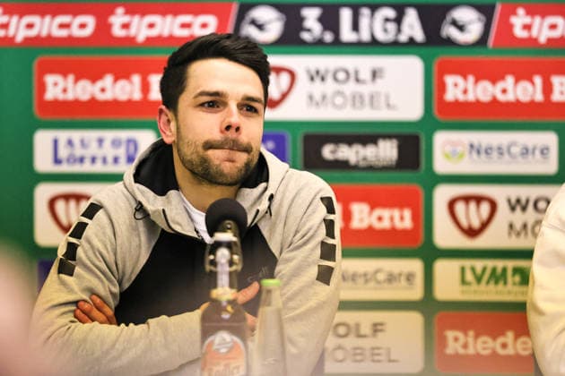 15.02.2026, Fussball, Herren, 3. Liga, 24. Spieltag Saison 2025-2026 Dritte Liga: FC Schweinfurt 05 - FC Ingolstadt Trainer Victor Kleinhenz (FC Schweinfurt 05) auf der Pressekonferenz, Einzelbild Schweinfurt Riedel Bau Arena im Sachs-Stadio Bayern Unterfranken Deutschland