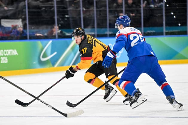 18 02 2026, Milano, Santa Giulia Ice hockey, Eishockey Arena, Winter Olympics: Slovakia - Germany (Ice Hockey), John Peterka of Germany against Adam Liska of Slovakia Milano Santa Giulia Ice Hockey Arena Lombardy Italy *** 18 02 2026, Milano, Santa Giulia Ice Hockey Arena, Winter Olympics Slovakia Germany Ice Hockey , John Peterka of Germany against Adam Liska of Slovakia Milano Santa Giulia Ice Hockey Arena Lombardy Italy Copyright: xJustPictures.ch AndreaxBrancax jp-en-AnBr-AB-AAB_395218022026