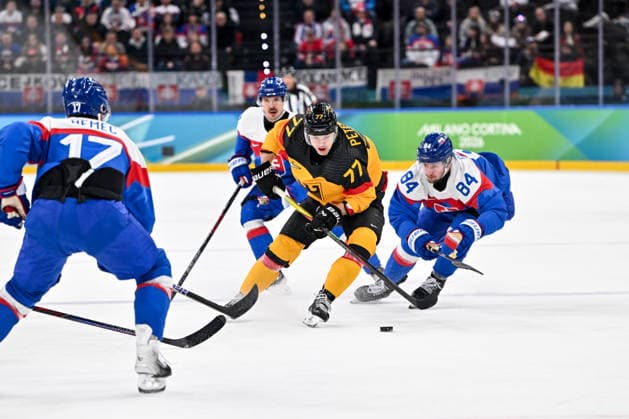 18 02 2026, Milano, Santa Giulia Ice hockey, Eishockey Arena, Winter Olympics: Slovakia - Germany (Ice Hockey), John Peterka of Germany against Pavol Regenda of Slovakia Milano Santa Giulia Ice Hockey Arena Lombardy Italy *** 18 02 2026, Milano, Santa Giulia Ice Hockey Arena, Winter Olympics Slovakia Germany Ice Hockey , John Peterka of Germany against Pavol Regenda of Slovakia Milano Santa Giulia Ice Hockey Arena Lombardy Italy Copyright: xJustPictures.ch AndreaxBrancax jp-en-AnBr-AB-AAB_405518022026