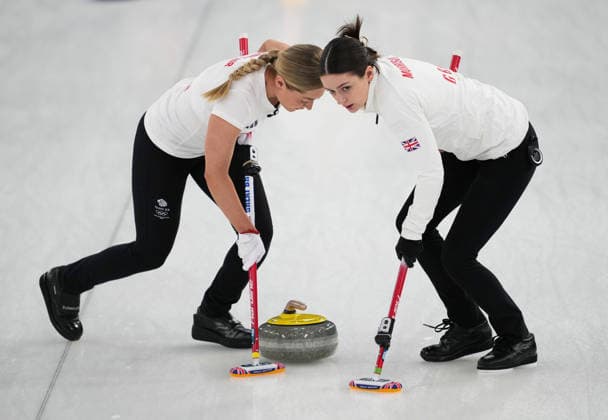 (260218) -- CORTINA D AMPEZZO, Feb. 18, 2026 -- Rebecca Morrison (R) of Britain competes during the curling women s round robin session 10 match between the United States and Britain at the 2026 Milan-Cortina Winter Olympics in Cortina, Italy, Feb. 18, 2026. ) (MICO2026)ITALY-CORTINA D AMPEZZO-OLYMPIC Winter games, Winterspiele,Spiele, Summer games CURLING-WOMEN-ROUND ROBIN-USA VS GBR LixGang 