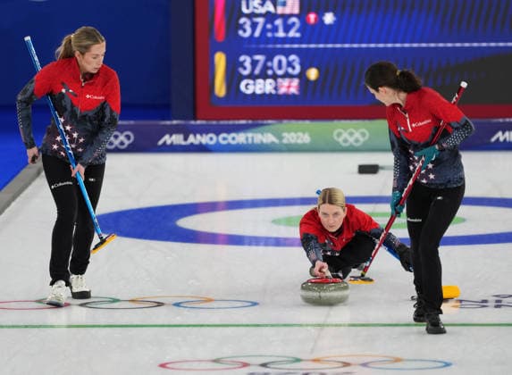 (260218) -- CORTINA D AMPEZZO, Feb. 18, 2026 -- Cory Thiesse (C) of the United States competes during the curling women s round robin session 10 match between the United States and Britain at the 2026 Milan-Cortina Winter Olympics in Cortina, Italy, Feb. 18, 2026. ) (MICO2026)ITALY-CORTINA D AMPEZZO-OLYMPIC Winter games, Winterspiele,Spiele, Summer games CURLING-WOMEN-ROUND ROBIN-USA VS GBR LixGang 